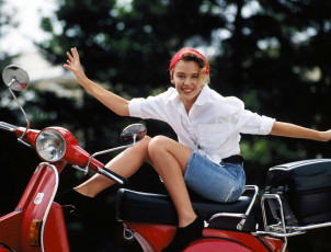 Картинка мотоциклы мото девушкой мотороллер kylie minogue