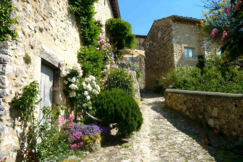 Картинка франция мирманд города улицы площади набережные дома цветы улочка