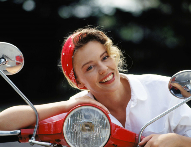 Обои картинки фото мотоциклы, мото, девушкой, мотороллер, kylie, minogue