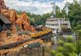 Картинка города диснейленд пароход река парк аттракционы