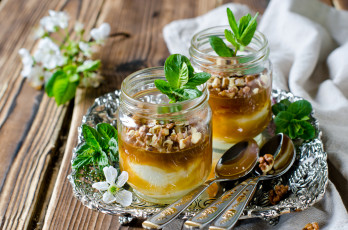 Картинка еда мороженое +десерты десерт йогурт мед орехи мята ложки веточки цветы