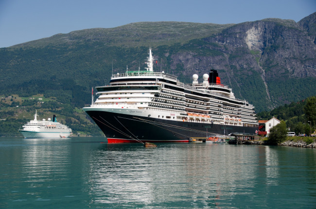 Обои картинки фото albatros & queen victoria, корабли, лайнеры, лайнер, круиз