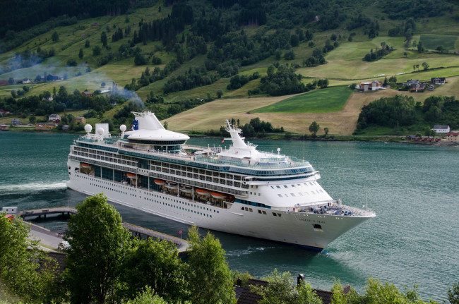 Обои картинки фото legend of the seas, корабли, лайнеры, круиз, лайнер
