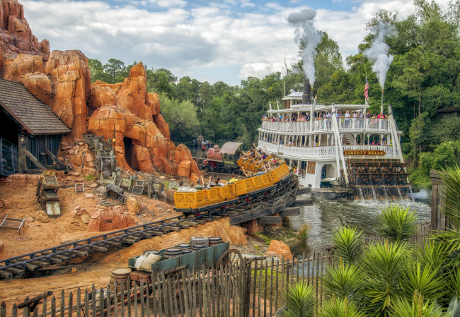 Обои картинки фото города, диснейленд, пароход, река, парк, аттракционы