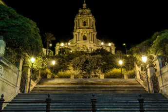 Картинка италия города -+огни+ночного+города здание ступени фонари ночь деревья