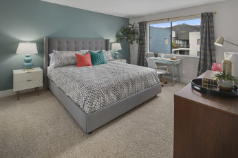 Картинка интерьер спальня люстра кресло стиль штора кровать