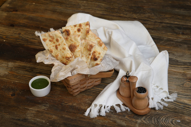 Обои картинки фото еда, хлеб,  выпечка, лаваш, специи, скатерть