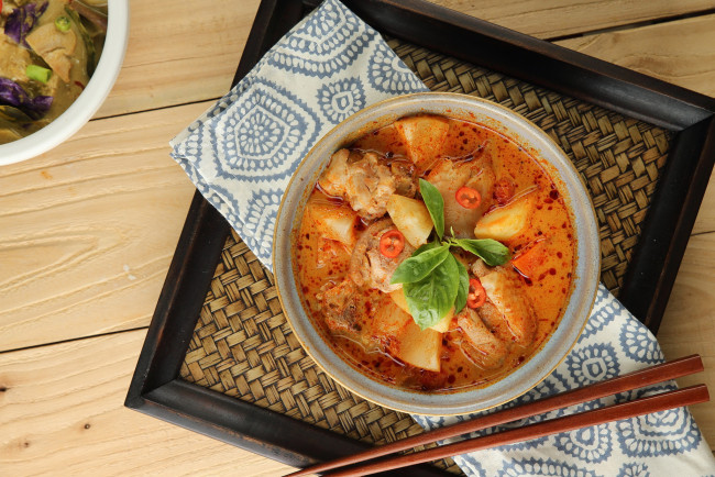 Обои картинки фото еда, первые блюда, зелень, суп, первое, блюдо, томат, мясо