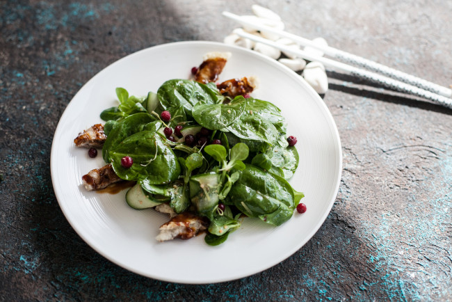 Обои картинки фото еда, салаты,  закуски, огурцы, зелень, салат