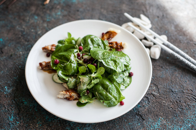 Обои картинки фото еда, салаты,  закуски, соус, огурцы, зелень, салат