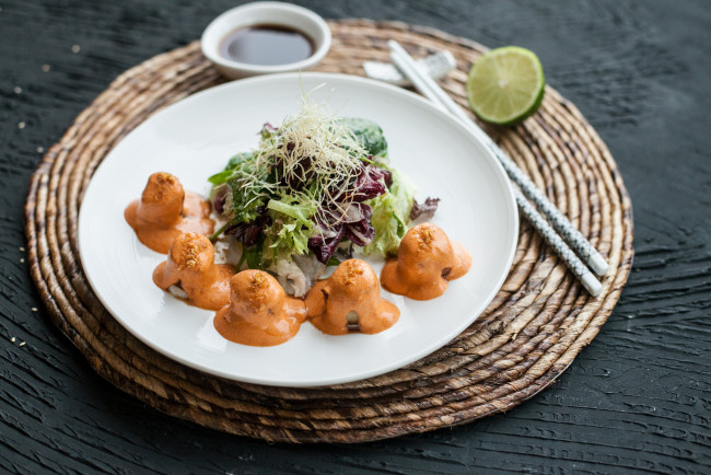 Обои картинки фото еда, салаты,  закуски, соус, закуска, зелень, салат