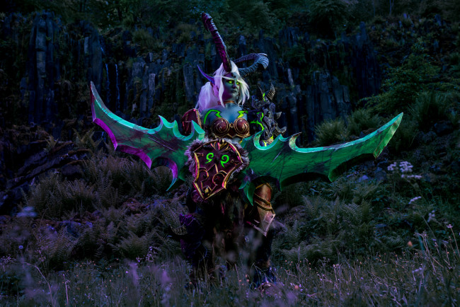 Обои картинки фото разное, cosplay , косплей, существо, девушка, рога, оружие