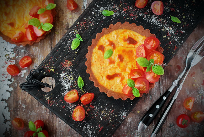 Обои картинки фото еда, пироги, начинка, сыр, зелень, помидор, пирог