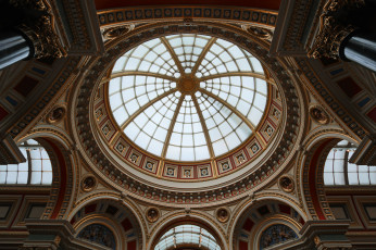 Картинка интерьер убранство +роспись+храма потолок