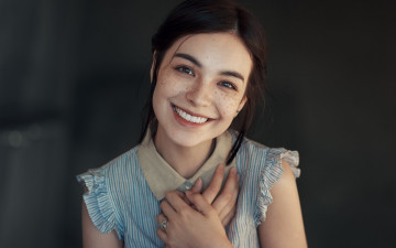 Картинка девушки -unsort+ брюнетки темноволосые кольцо девушка улыбка веснушки