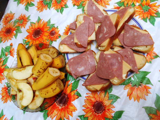 Обои картинки фото еда, бутерброды,  гамбургеры,  канапе, бананы, яблоки, сыр, хлеб, колбаса
