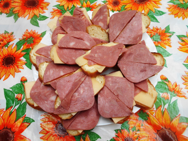 Обои картинки фото еда, бутерброды,  гамбургеры,  канапе, колбаса, сыр, хлеб