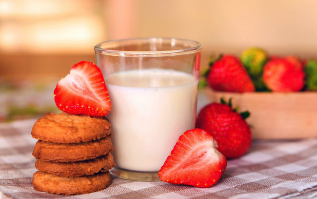 Обои картинки фото еда, разное, печенье, клубника, молоко