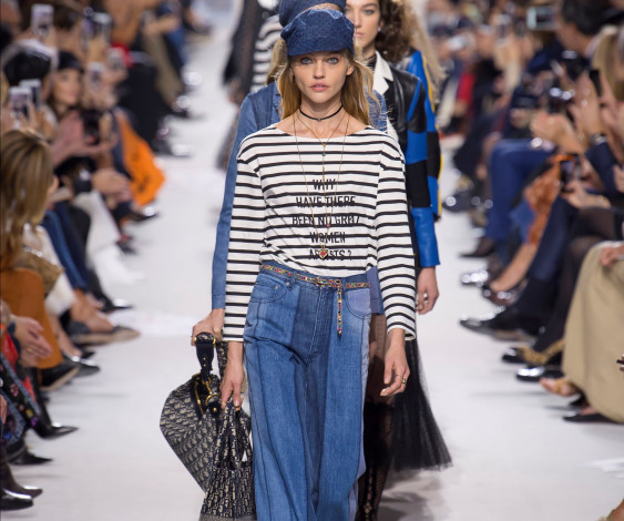 Обои картинки фото девушки, саша пивоварова, модели, наряды, подиум, зрители