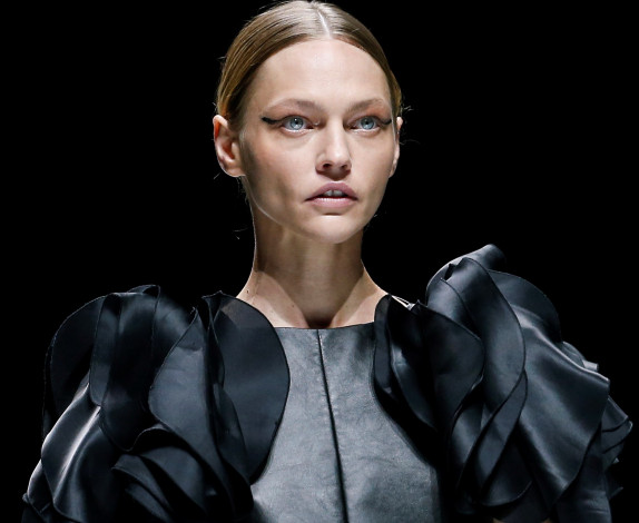 Обои картинки фото девушки, саша пивоварова, модель, блондинка, наряд, подиум