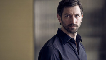 Картинка the+flight+attendant++ сериал+2020 кино+фильмы the+flight+attendant+ сериал бортпроводница детектив комедия michiel huisman alex sokolov кадры из фильма