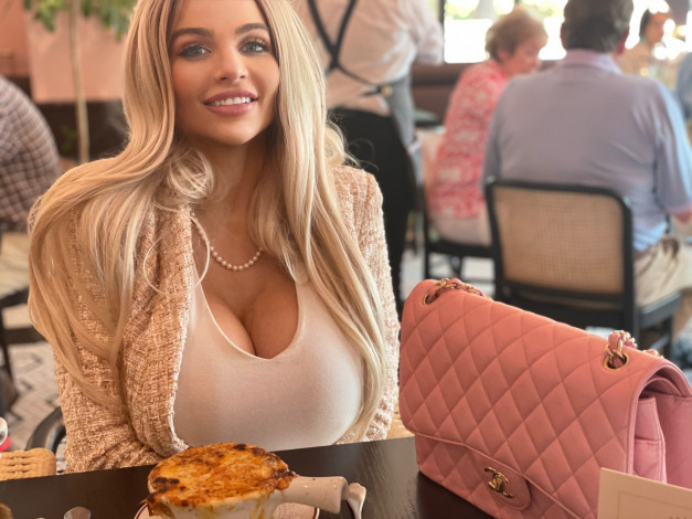 Обои картинки фото девушки, katy ann, katy, ann, блондинка, улыбка, сумка