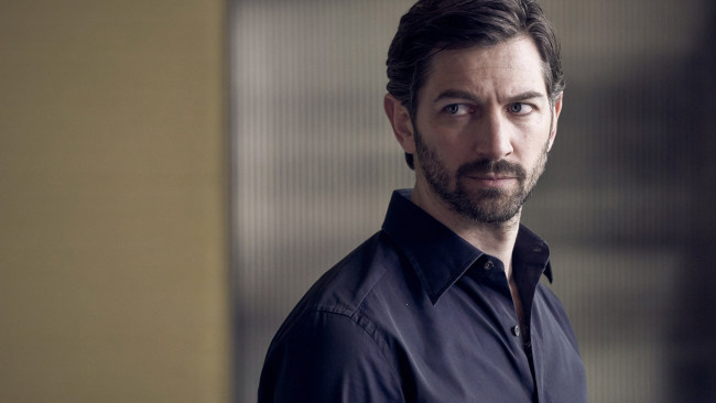 Обои картинки фото the flight attendant  , сериал 2020, кино фильмы, the flight attendant , сериал, бортпроводница, детектив, комедия, michiel, huisman, alex, sokolov, кадры, из, фильма