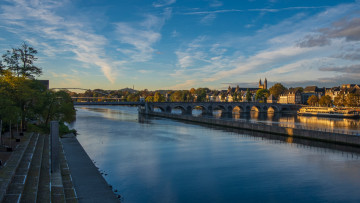 Картинка города -+улицы +площади +набережные мосты дома река деревья ступени