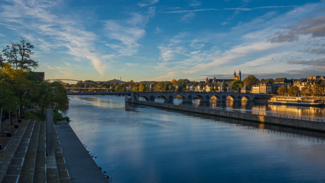 Обои картинки фото города, - улицы,  площади,  набережные, мосты, дома, река, деревья, ступени