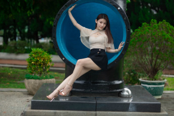 Картинка девушки -+азиатки модель женщины длинные волосы темные сидя