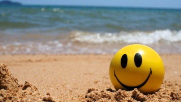 Картинка разное игрушки мяч смайлик песок море