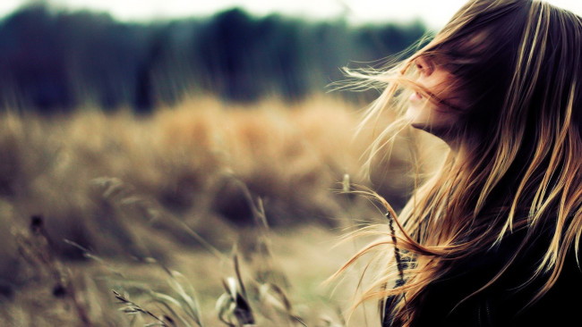 Обои картинки фото девушки, - лица,  портреты, блондинка, поле