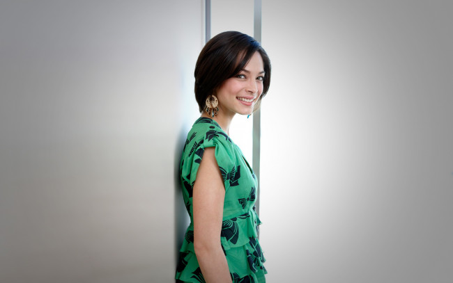 Обои картинки фото Kristin Kreuk, девушки, , , серьги, улыбка