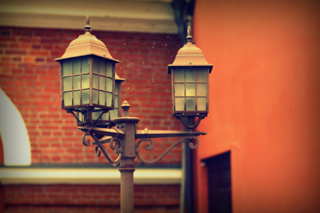 Обои картинки фото разное, осветительные, приборы, фонарь, стена, красный, паутина