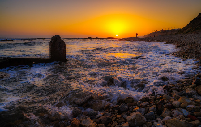 Обои картинки фото природа, восходы, закаты, волны, пляж, океан, горизонт, камни, вечер, солнце