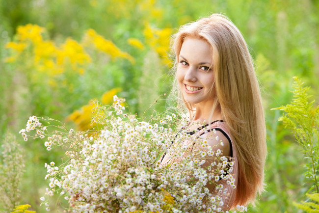 Обои картинки фото -Unsort Блондинки, девушки, unsort, блондинки, волосы, красота, улыбка, ромашки