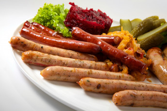 Картинка еда колбасные+изделия колбаса зелень свекла огурцы тарелка