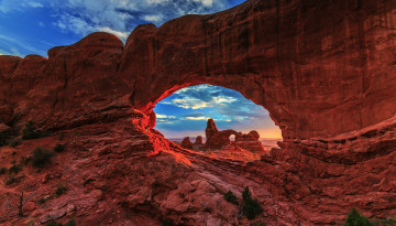 Картинка природа горы юта сша скалы небо люди свет национальный парк арки закат