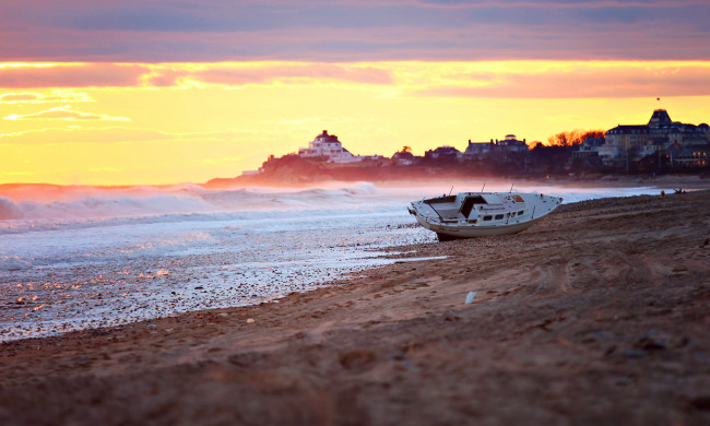Обои картинки фото корабли, лодки,  шлюпки, лодка, море, вечер, город, небо, пляж, берег, свет