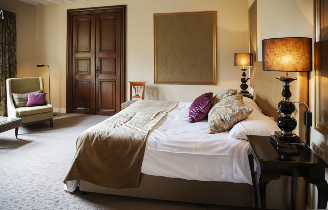 Обои картинки фото интерьер, спальня, стиль, кресло, подушки, светильник