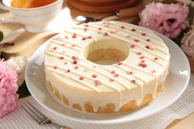 Обои картинки фото еда, пироги, цветы, вилка, чай, пирог