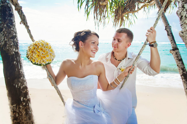 Обои картинки фото разное, мужчина женщина, букет, канат, море, влюбленная, пара, пляж