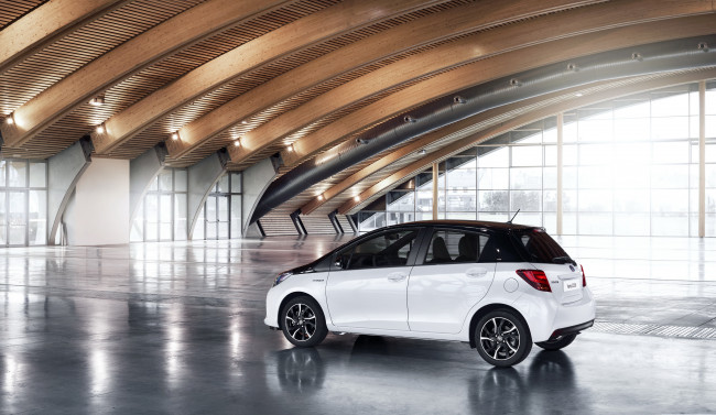 Обои картинки фото автомобили, toyota, hybrid, yaris, 2015г, style, bi-tone