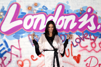 Картинка девушки adriana+lima брюнетка халат графитти стена улыбка модель адриана лима