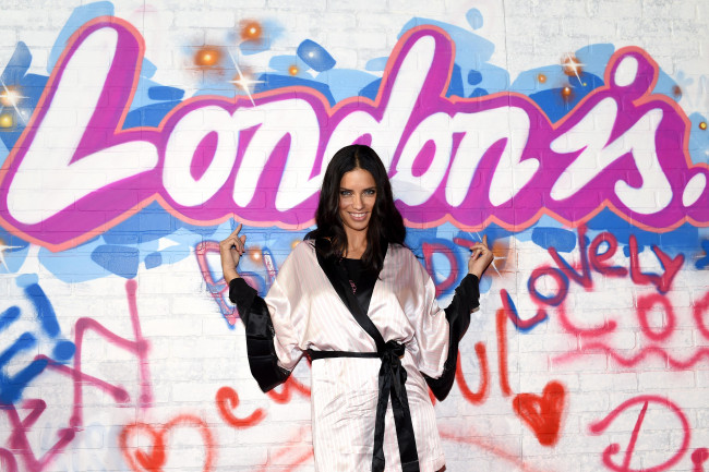 Обои картинки фото девушки, adriana lima, брюнетка, халат, графитти, стена, улыбка, модель, адриана, лима