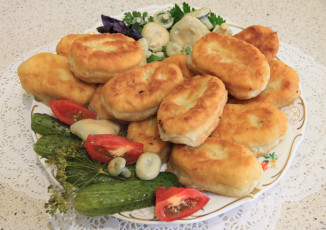 Картинка еда разное грибы грузди вкуснота укроп лето посуда пирожки огурцы натюрморт блюдо малосольные фарфор