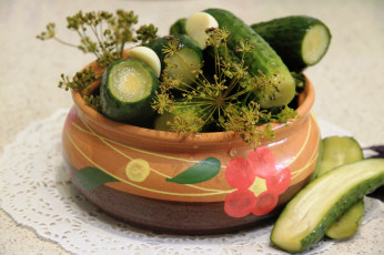 Картинка еда консервация вкуснота натюрморт укроп посуда огурцы малосольные керамика лето