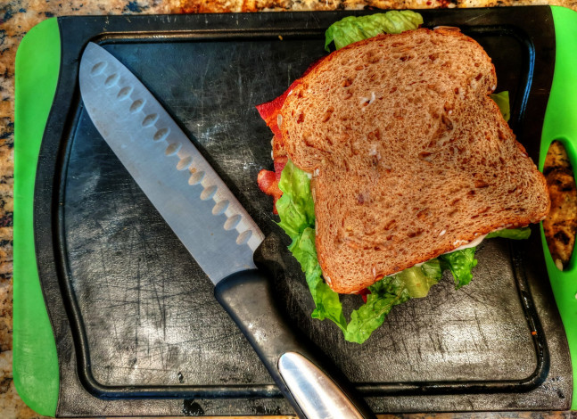 Обои картинки фото еда, бутерброды,  гамбургеры,  канапе, сэндвич, поднос, нож