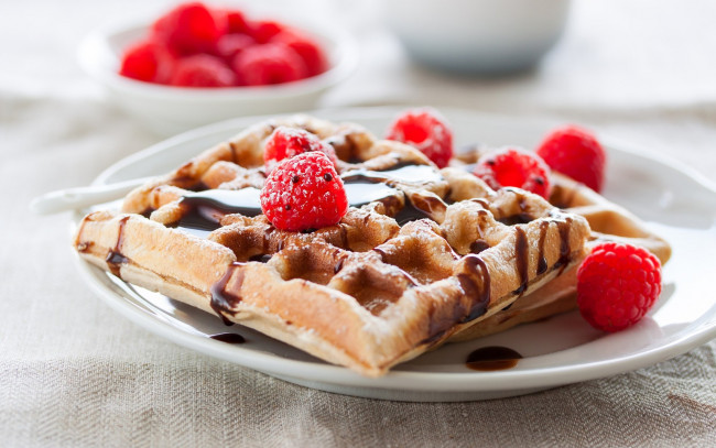 Обои картинки фото еда, блины,  оладьи, сироп, малина, вафли