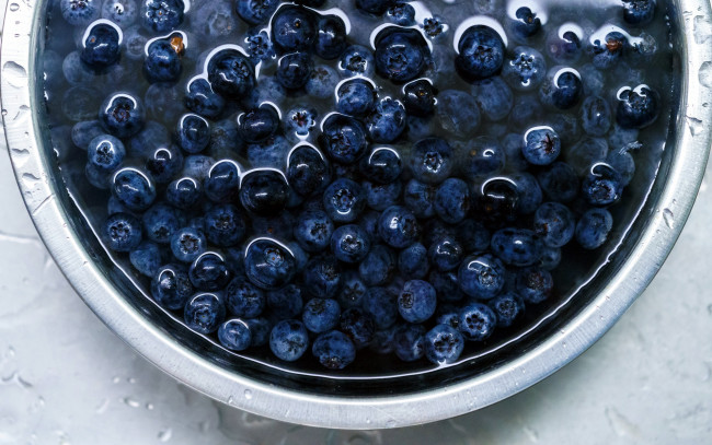 Обои картинки фото еда, голубика,  черника, миска, черника, вода, ягоды